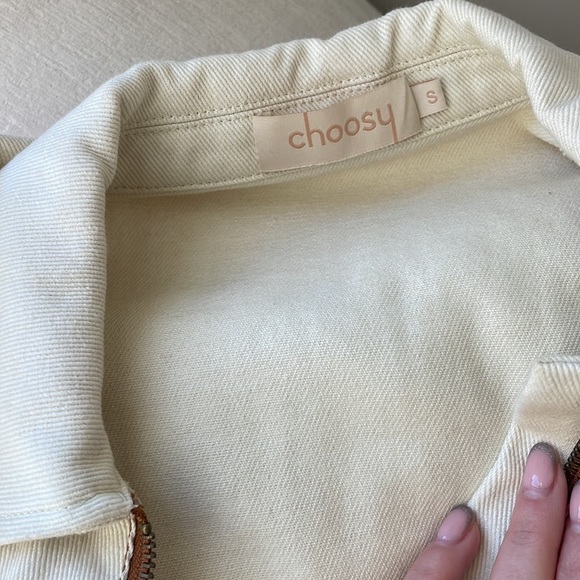 Off white choosy size small jumpsuit. Zip front with belt and zip up pant legs - Picture 2 of 4